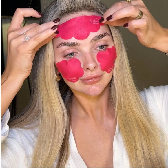 Makeup Eraser Cooling Clouds Face Patches washable, reusable cools with water - Picture 5 of 9